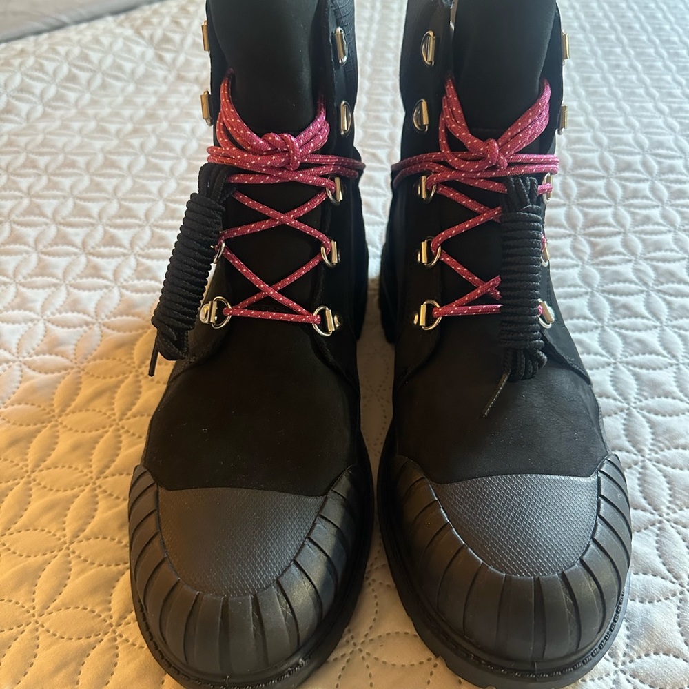 Timberland heritage 6-inch boots.